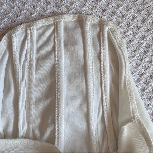 SOLD White crop top 🤍 pretty little thing - Picture 7 of 10